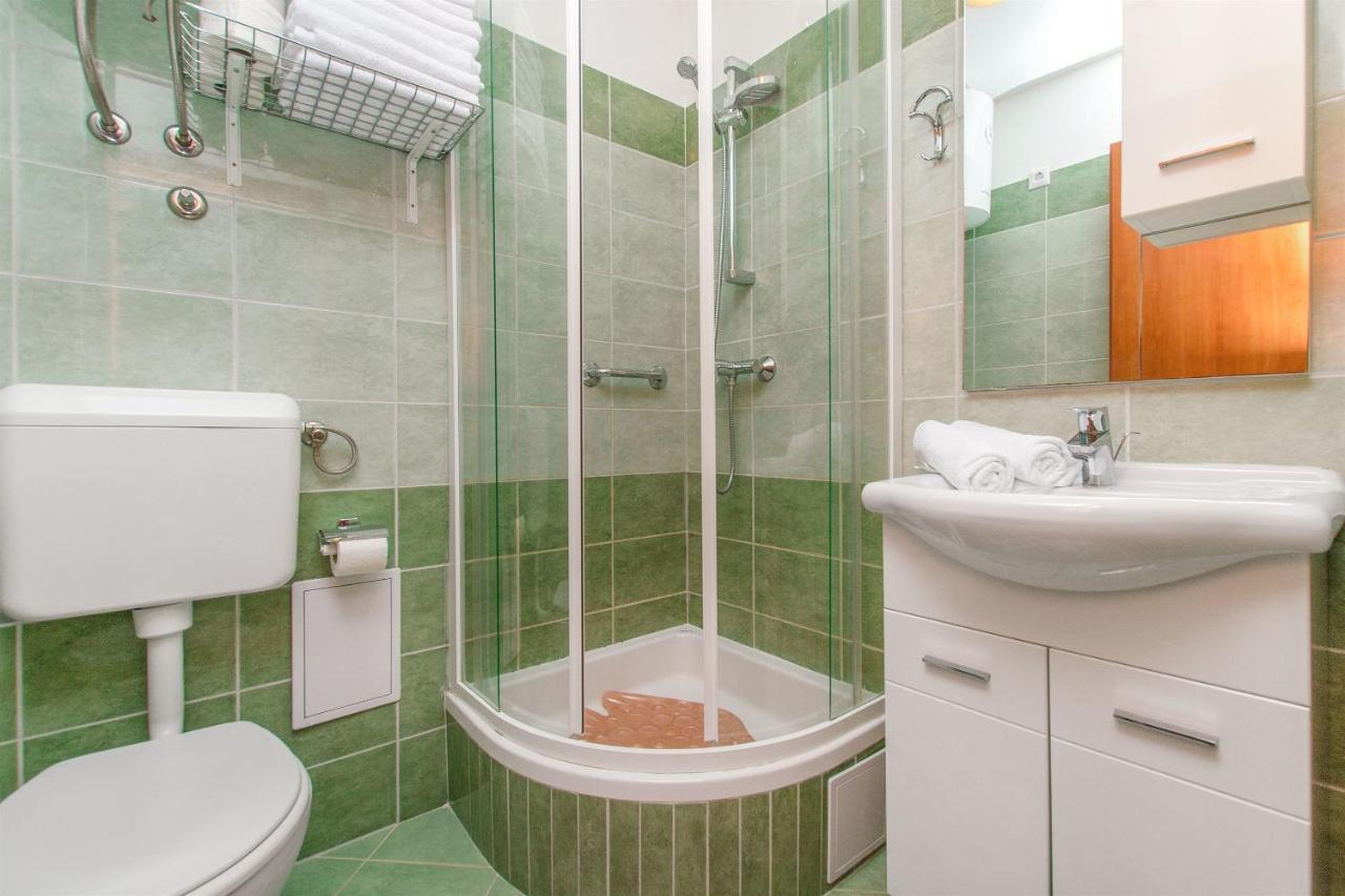 Apartments Mira Оміш Екстер'єр фото