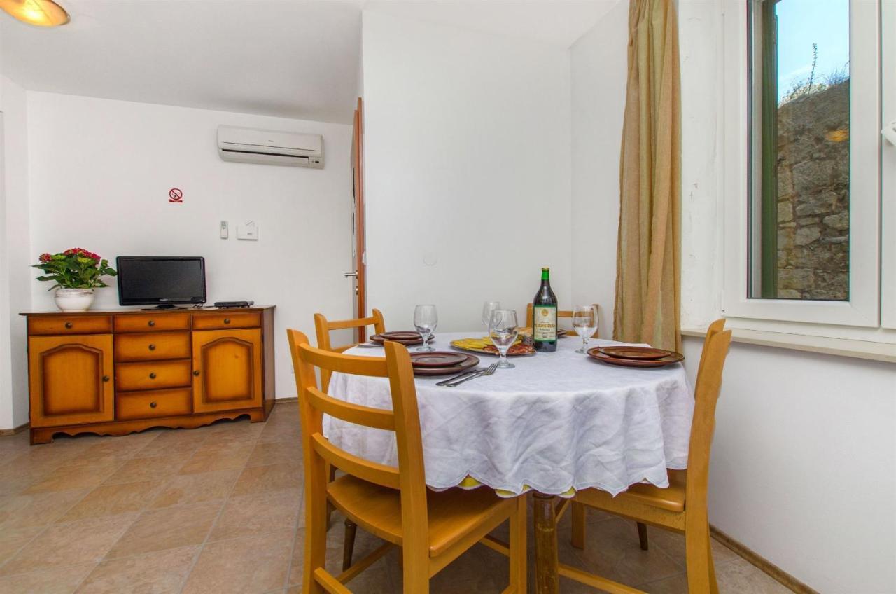 Apartments Mira Оміш Екстер'єр фото