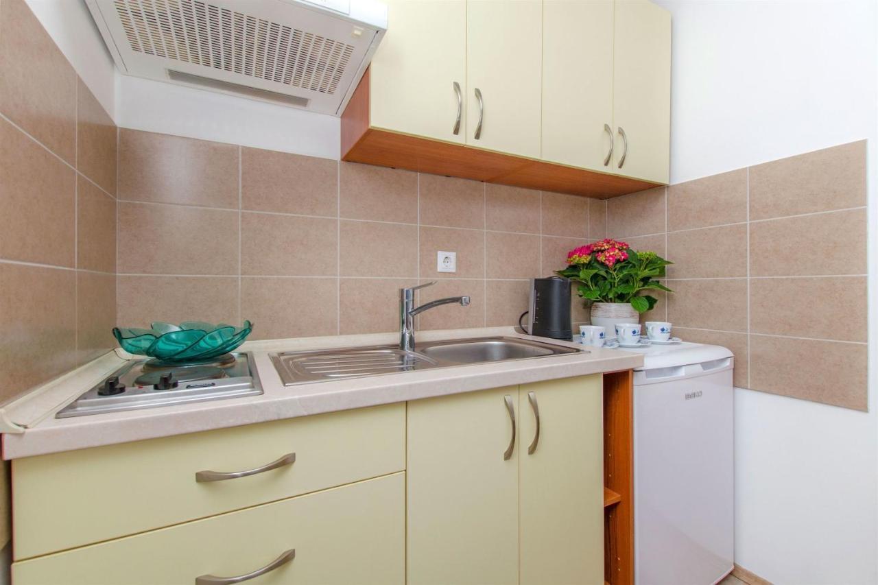 Apartments Mira Оміш Екстер'єр фото