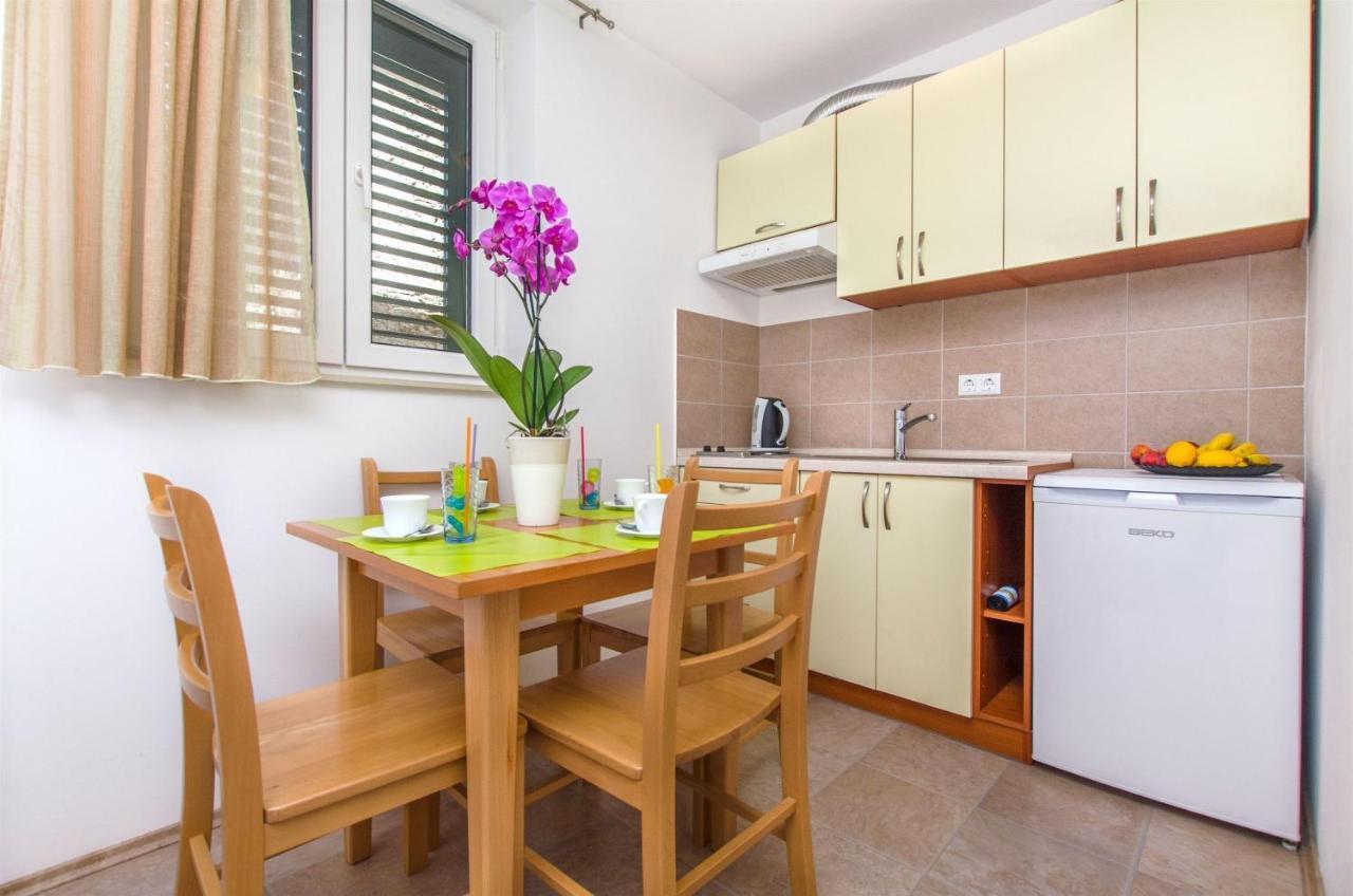 Apartments Mira Оміш Екстер'єр фото