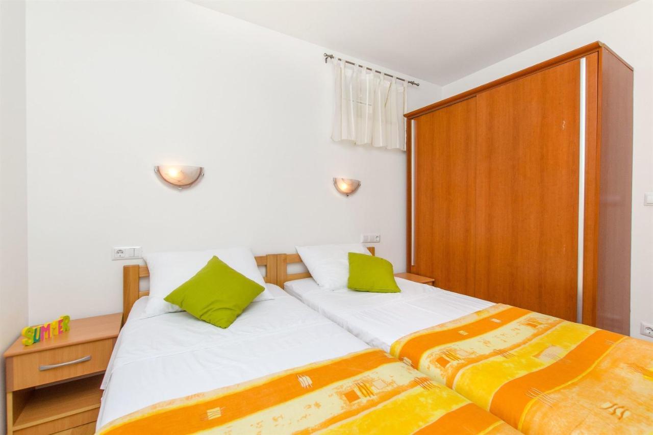 Apartments Mira Оміш Екстер'єр фото
