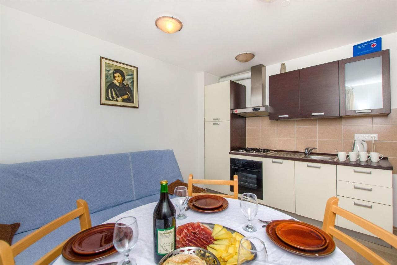 Apartments Mira Оміш Екстер'єр фото