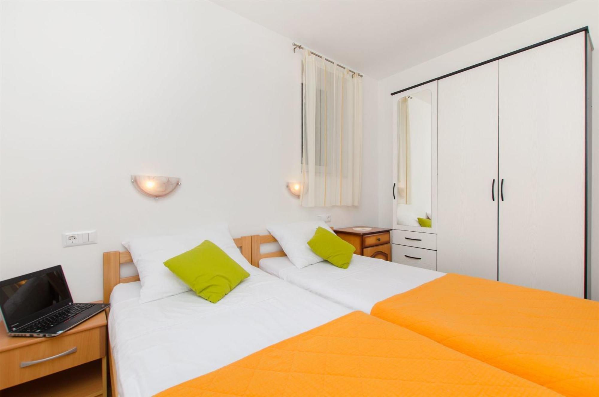 Apartments Mira Оміш Екстер'єр фото
